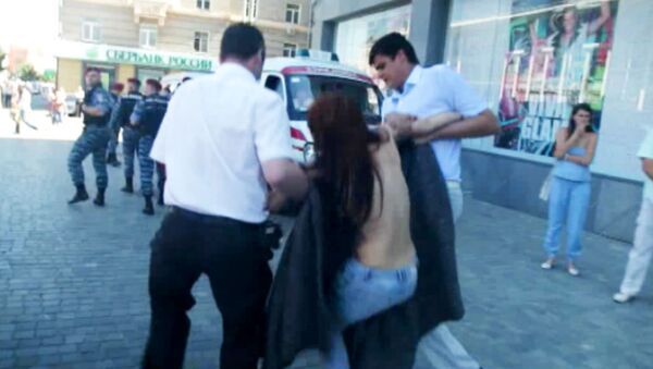 Активисток FEMEN задержали при покушении на кубок Евро-2012