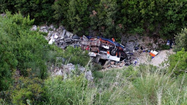 Автобус со студентами упал со скалы в Албании