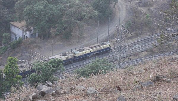 В Индии при столкновении поезда с товарным составом погибли 15 человек