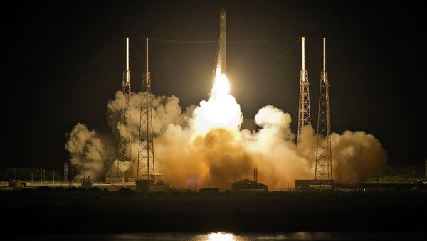 Ракета-носитель Falcon 9 с космическим кораблем Dragon стартовала с космодрома на мысе Канаверал в США
