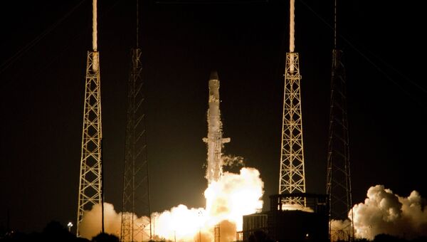 Ракета-носитель Falcon 9 с космическим кораблем Dragon стартовала с космодрома на мысе Канаверал в США
