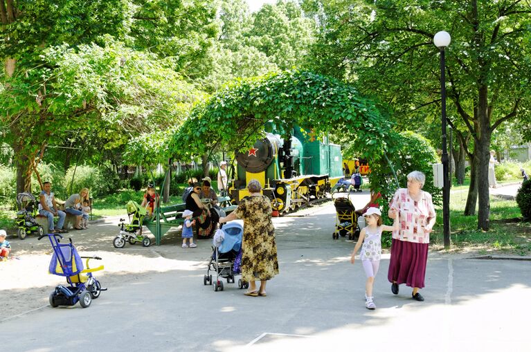 Посетители детского городка