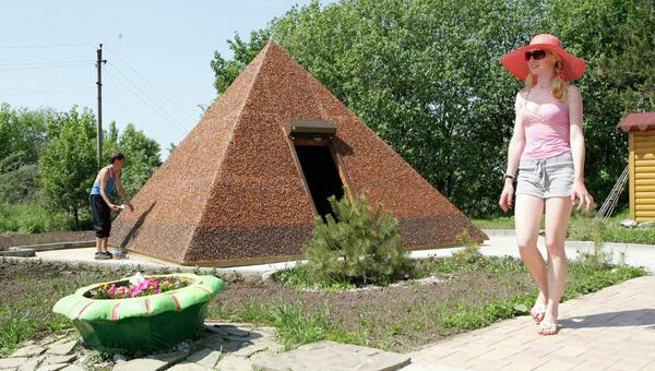 Янтарную пирамиду построили в Калининградской области