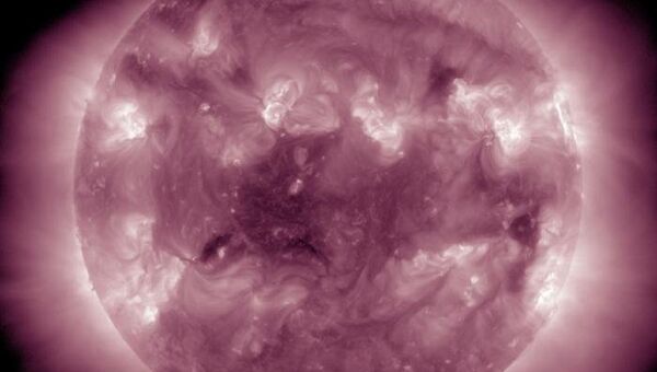 Корональная дыра на Солнце,  вызвавшая магнитную бурю, вид 23 мая