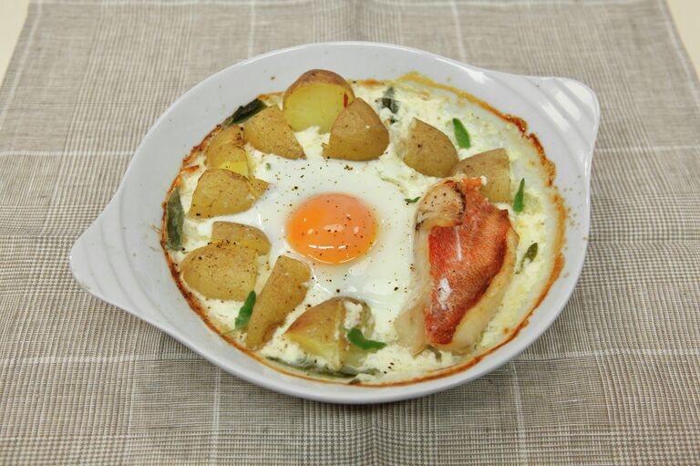 Морской окунь в молочном соусе с картофелем и яйцом Морской окунь в молочном соусе с картофелем и яйцом