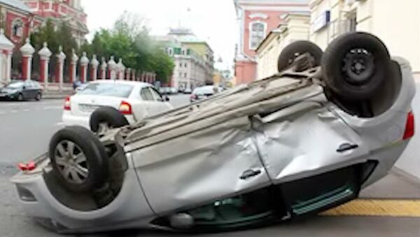 Volkswagen вылетел на тротуар и перевернулся в результате ДТП в Москве