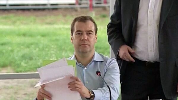 Сильный ветер с дождем заставил Медведева прервать совещание на пленэре