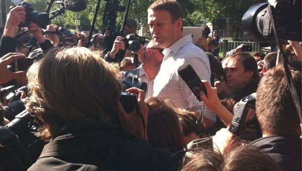 Навальный вышел из спецприемника репортер
