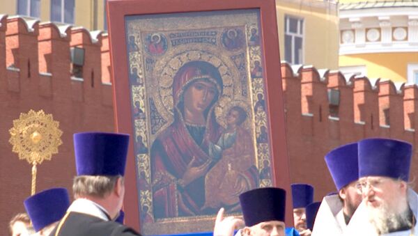 Сотни верующих на Васильевском спуске помолились чудотворной Иверской иконе 