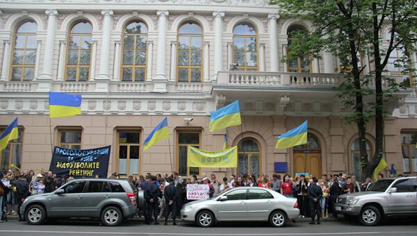 Акция протеста против повышения статуса русского языка в Украине. Архив