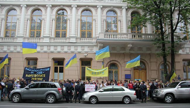 Акция протеста против повышения статуса русского языка в Украине. Архив