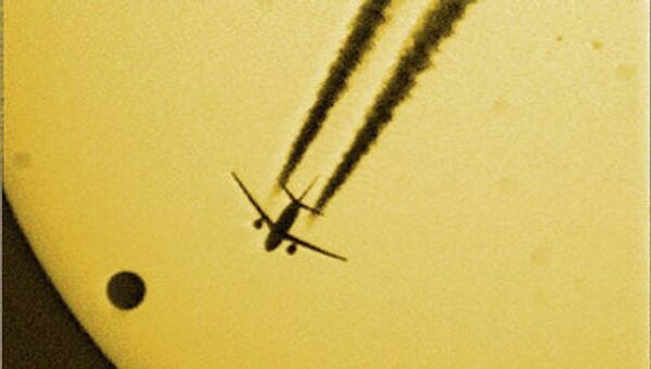 Транзит Венеры по диску Солнца в 2004 году. На снимок закрался пассажирский самолет