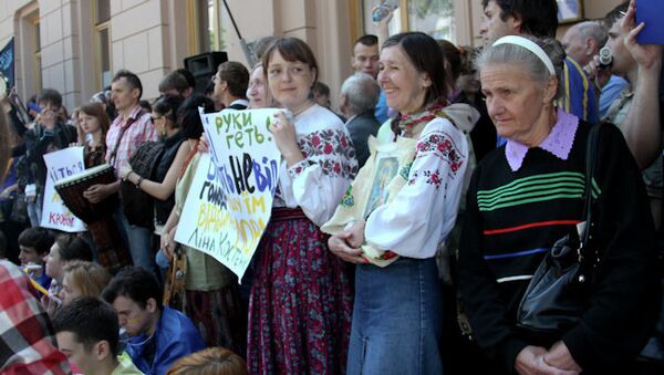 Акция протеста против повышения статуса русского языка у Верховной Рады в Киеве