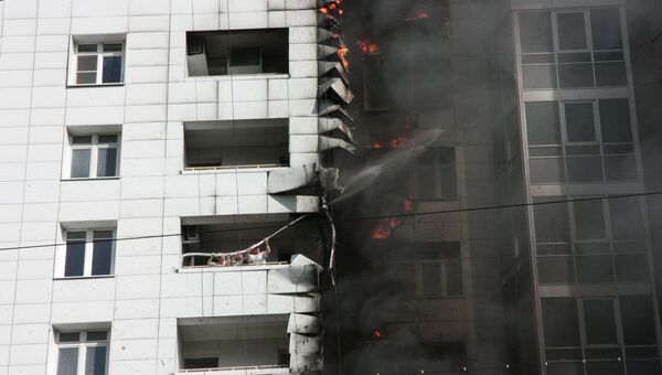 Сильный пожар на 15 этажах здания. Жители сами тушат здание.