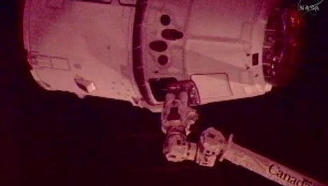 Корабль Dragon, захваченный манипулятором Canadarm МКС