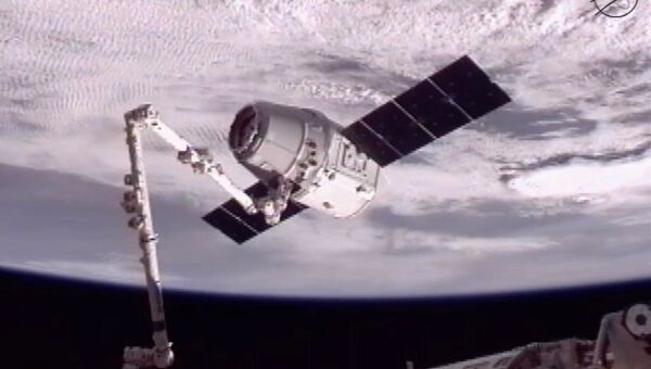 Корабль Dragon, захваченный манипулятором МКС, кадр трансляции на сайте НАСА