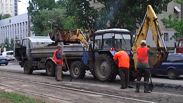 Коммунальщики Одессы убирают в городе после потопа