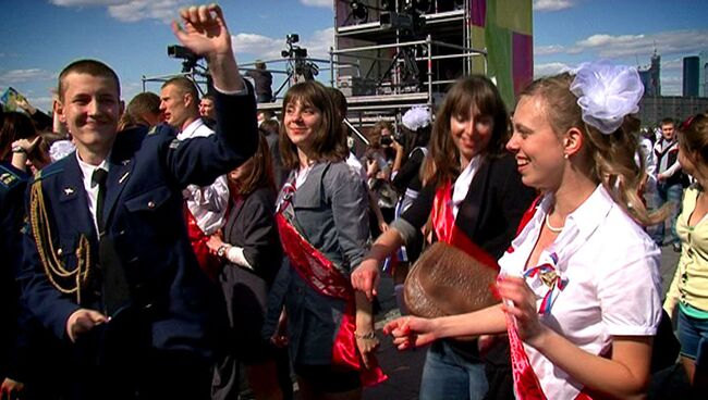 Мыльные пузыри и танцы, или Как прошел Последний звонок в Москве 