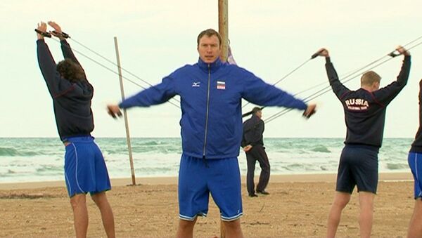Волейболисты сборной России делают зарядку на берегу Черного моря