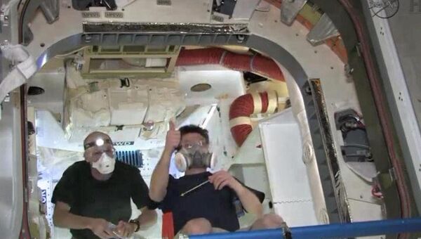Астронавты открывают люки частного космического корабля Dragon