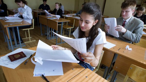 Выпускники школ РФ в понедельник сдают первый ЕГЭ в основной волне