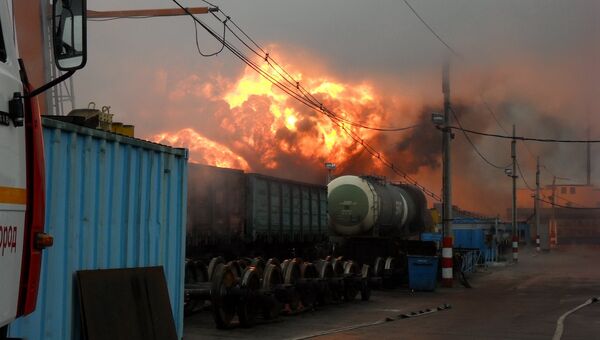 Две цистерны с бензином находятся в очаге пожара на ж/д станции Горький - Сортировочный в Нижнем Новгороде