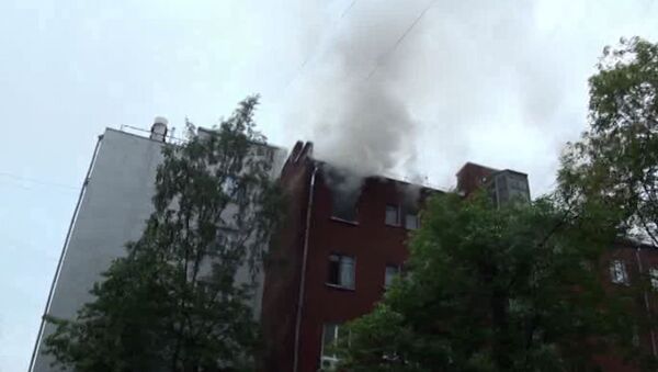 В жилом доме на Ленинградском проспекте в Москве загорелась квартира