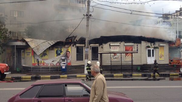 Крыша продуктового магазина рухнула во время пожара на юго-востоке Москвы