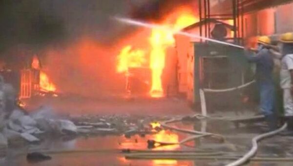 Крупный пожар уничтожил здание химической фабрики в Индии