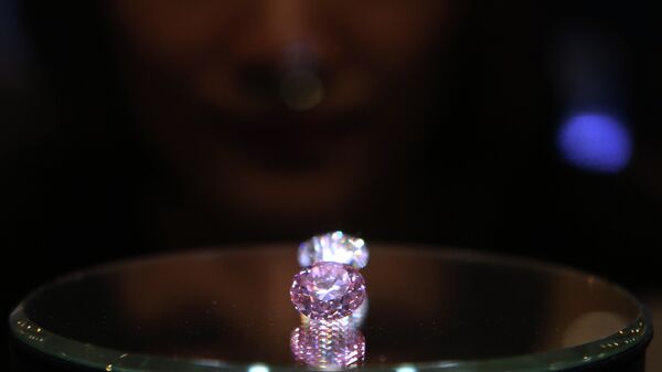 Редчайший розовый бриллиант выставлен на торги в Гонконге