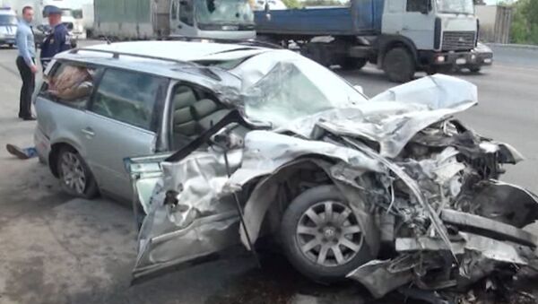 Volkswagen протаранил фуру на МКАД, один человек погиб