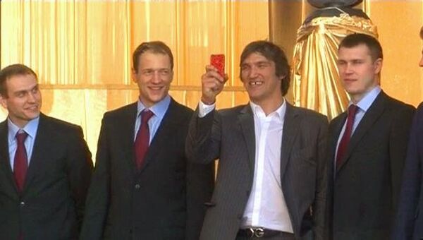 Овечкин снимал на мобильный телефон, как чествуют сборную России по хоккею