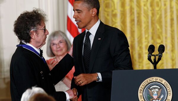 Барак Обама вручил Медаль Свободы Бобу Дилану