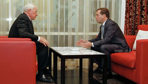Премьер-министр РФ Д.Медведев встретился с премьер-министром Украины Н.Азаровым в Ашхабаде. Архив