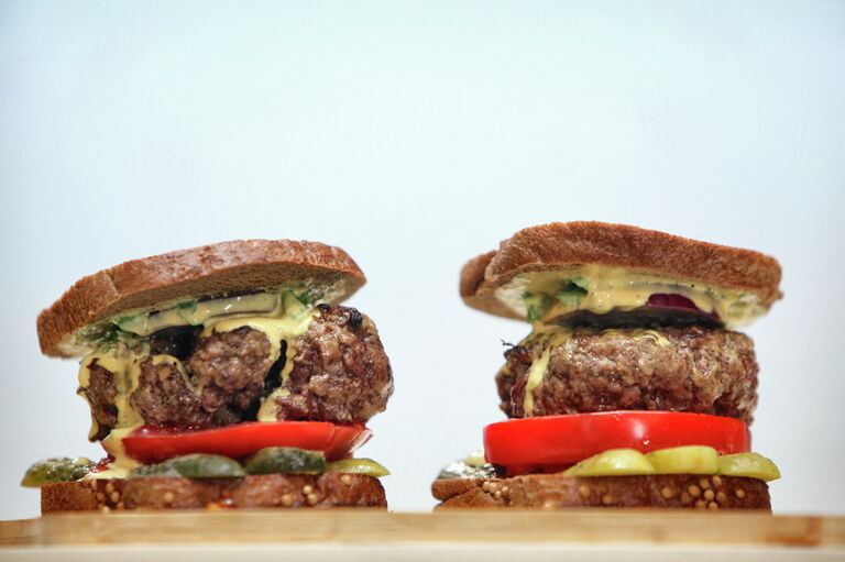 Бургеры из говядины и овощей с горчичным соусом Бургеры из говядины и овощей с горчичным соусом