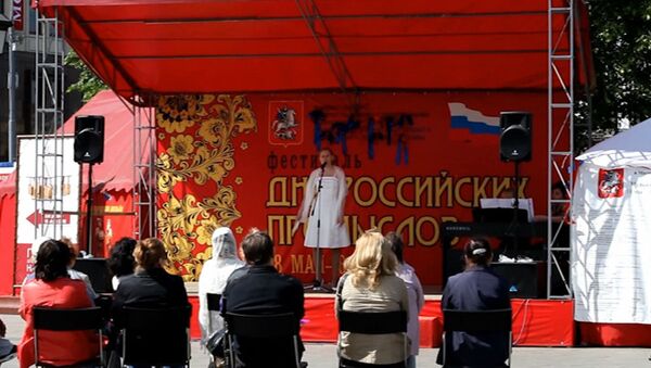 Уличным музыкантам пришлось потесниться - в Москве открылся фестиваль у метро