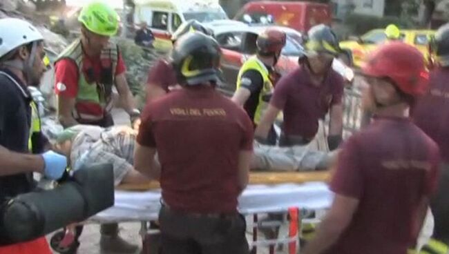 Спасатели извлекли женщину из-под завалов после землетрясения в Италии 