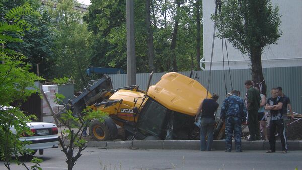 Трактор провалился под землю во время ремонтных работ в Белгороде