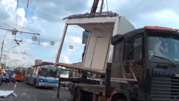 Прицеп грузовика развалился на полном ходу на Варшавском шоссе в Москве