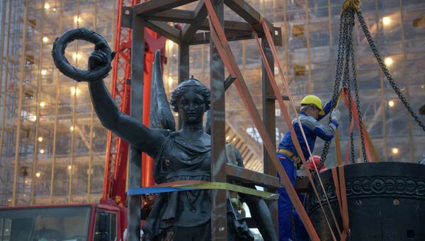 Монтаж скульптуры Богиня Победы на Триумфальной арке
