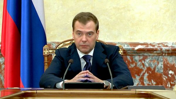 Медведев потребовал разобраться с миллиардными долгами за электроэнергию