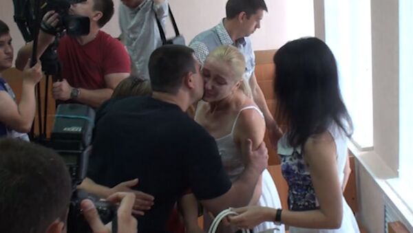 Приговоренный к штрафу Цеповяз обнял жену после оглашения приговора 