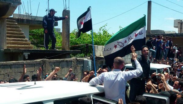 Жители сирийского города Хула  собираются у машин наблюдателей ООН