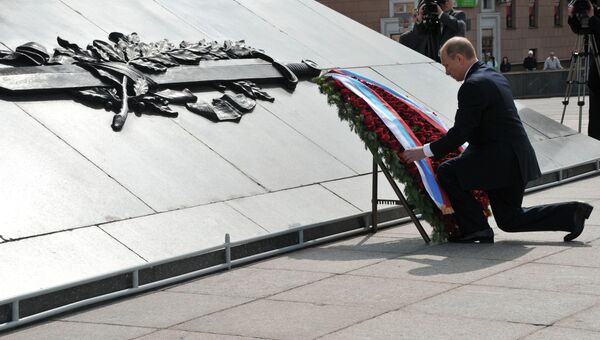 Президент РФ Владимир Путин на церемонии возложения венка к мемориалу Победы в Минске