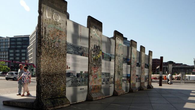 Фрагмент Берлинской стены на Потсдамской площади. Архивное фото
