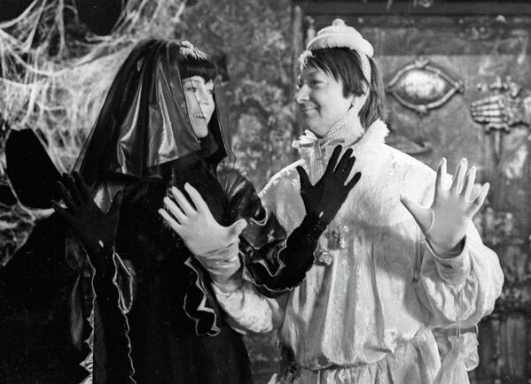 Актриса Джейн Фонда (слева) в роли Ночи и актер Георгий Вицин (справа) на съемках фильма Синяя птица