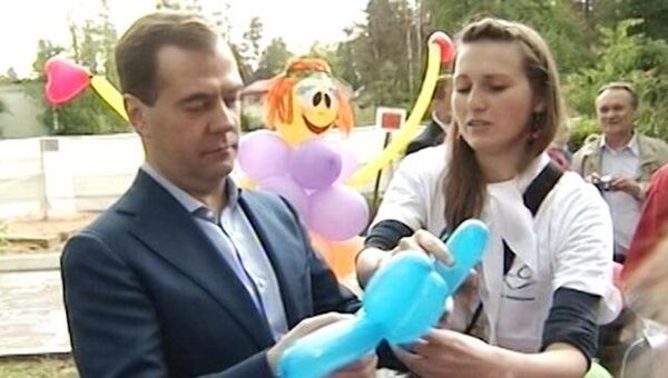 Медведев сделал голубую собачку из воздушного шарика 