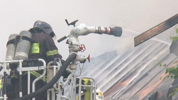 Пожарные болгаркой распилили крышу дома в Москве, чтобы потушить огонь 