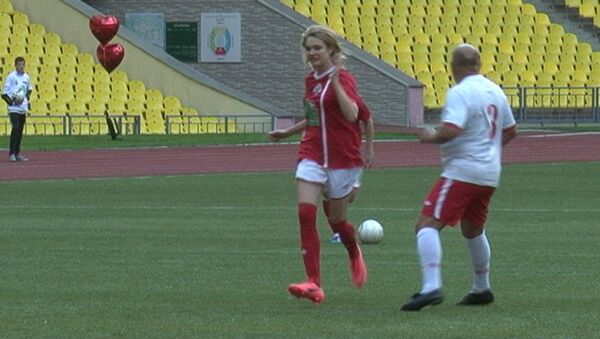 Наталья Водянова сыграла в футбол против Аркадия Дворковича