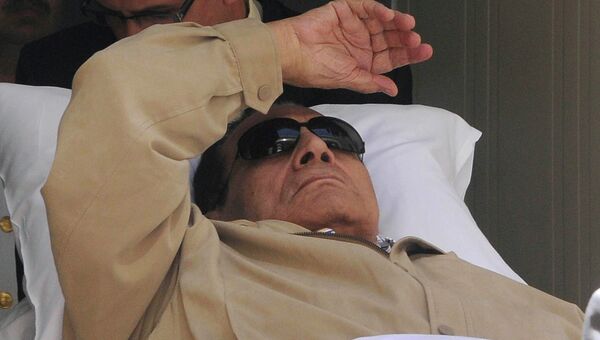 Экс-президент Египта Хосни Мубарак после объявления приговора. Архив